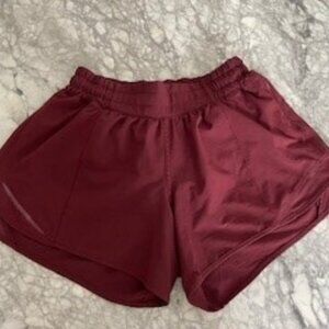 Lululemon Hotty Hot Low-Rise Lined Short 2.5" Maroon Size 4